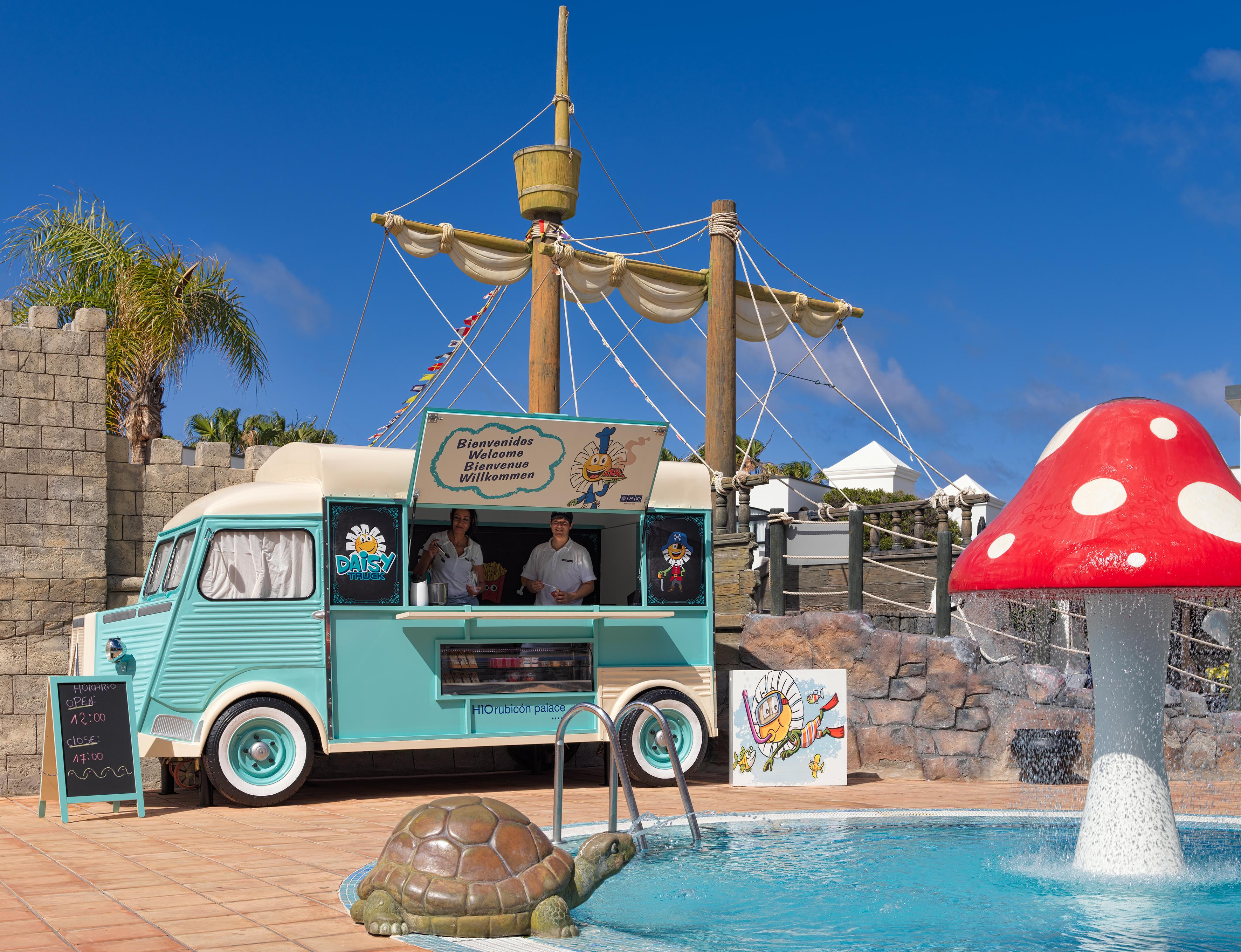 H10 Rubicon Horizons Collection (Adults Only) Hotel Playa Blanca  Exterior foto A Citroën HY at the Siam Park, Tenerife