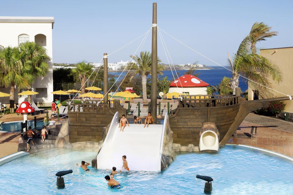 H10 Rubicon Horizons Collection (Adults Only) Hotel Playa Blanca  Exterior foto The pirate ship at the water park
